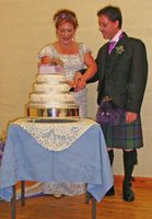 Marc & Catriona cutting the cake